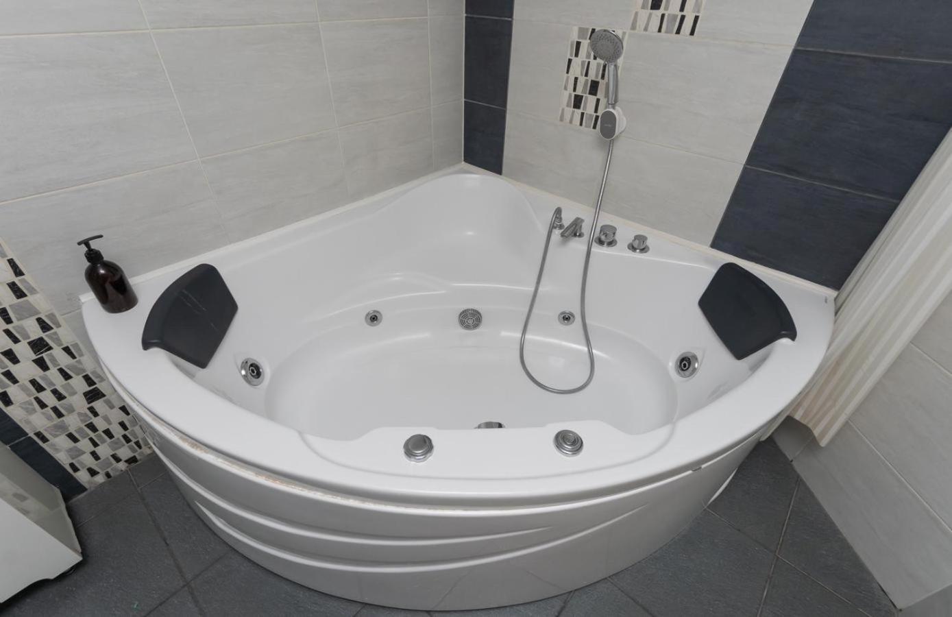 Appartamento Flat24 On Lesi Ukrainki 3 Kiev Esterno foto