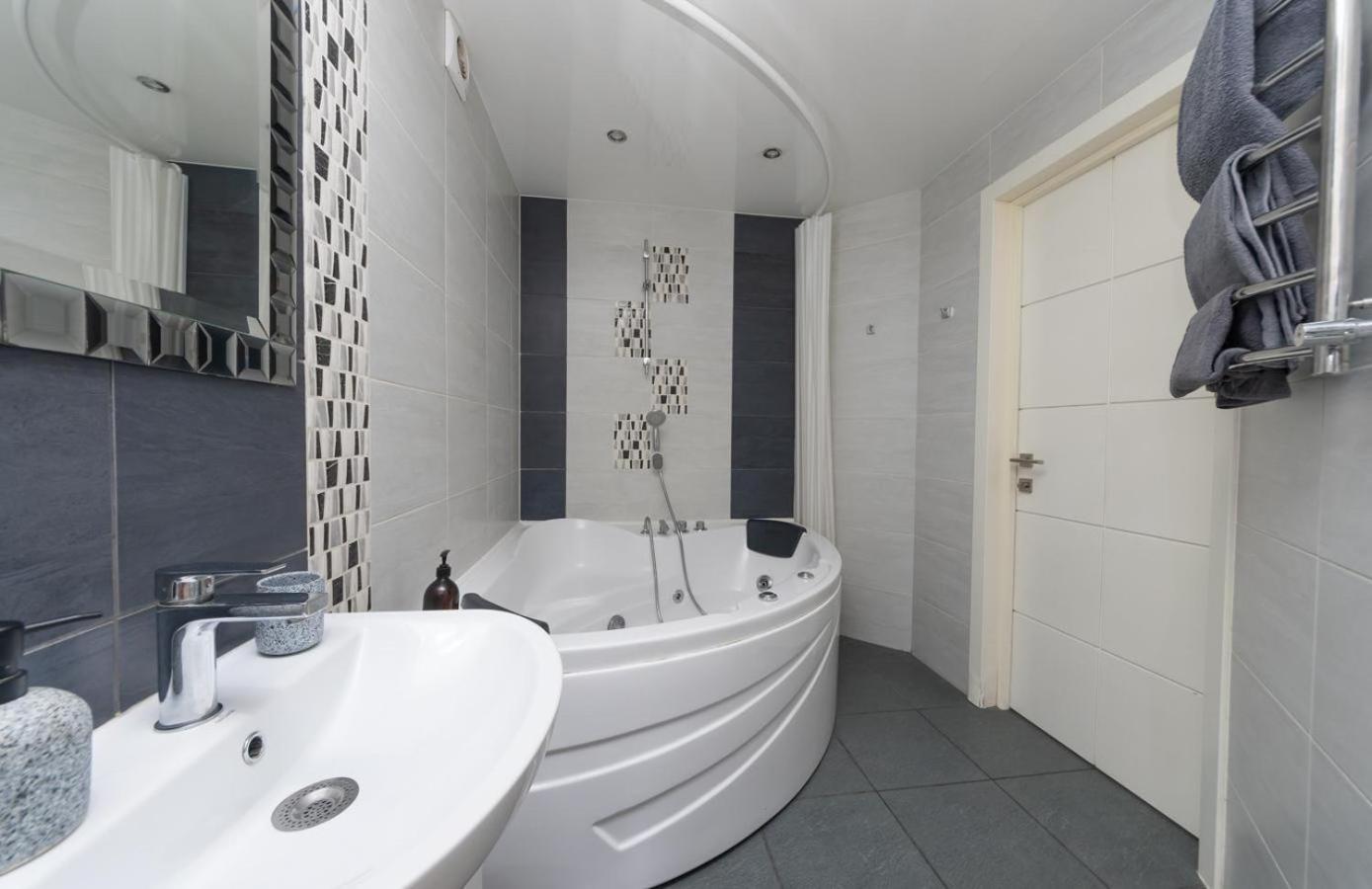 Appartamento Flat24 On Lesi Ukrainki 3 Kiev Esterno foto