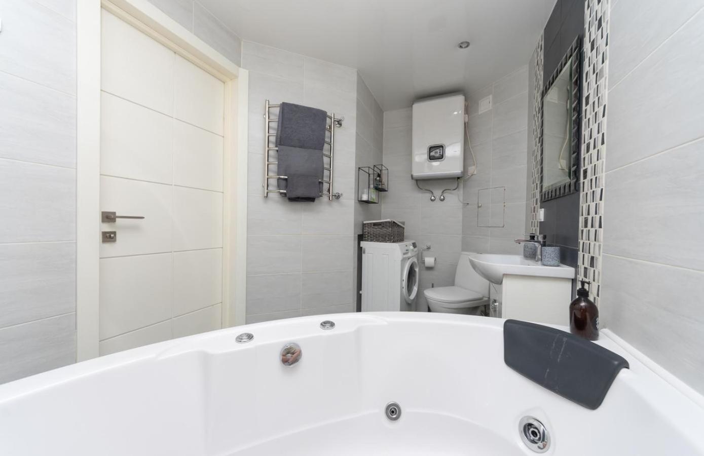 Appartamento Flat24 On Lesi Ukrainki 3 Kiev Esterno foto