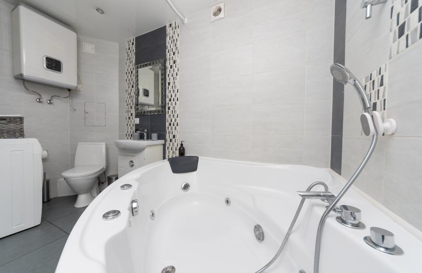 Appartamento Flat24 On Lesi Ukrainki 3 Kiev Esterno foto