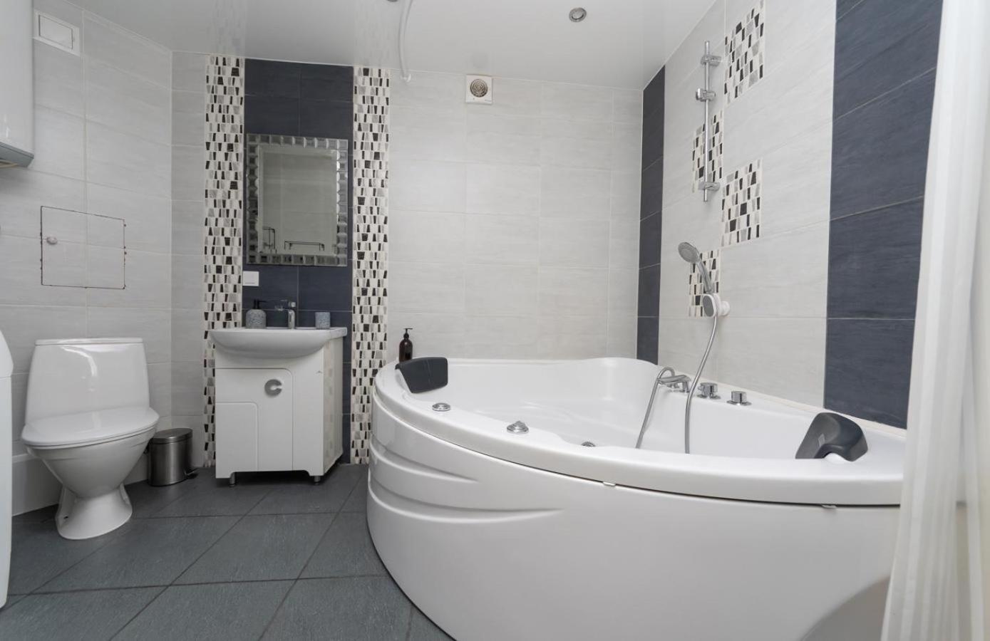 Appartamento Flat24 On Lesi Ukrainki 3 Kiev Esterno foto